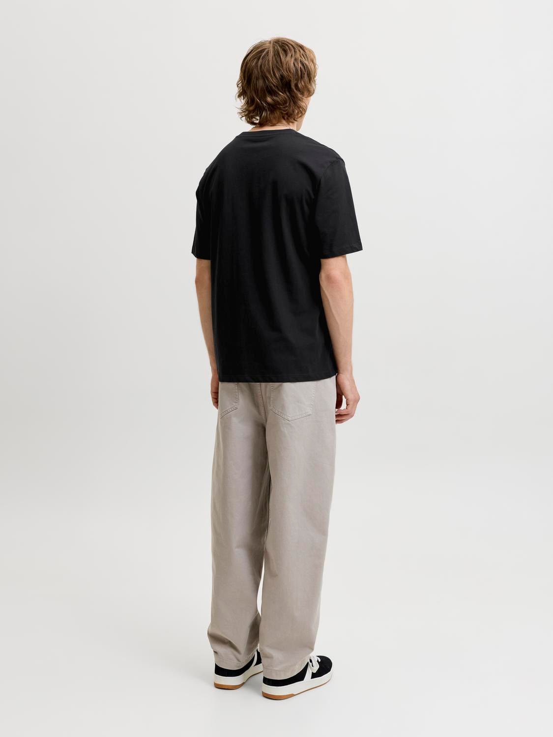 model_shot-back